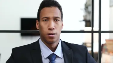 Kızgın siyah işadamı, bağırıyor ve savunarak