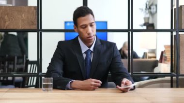 Tipik metin haber üstünde smartphone