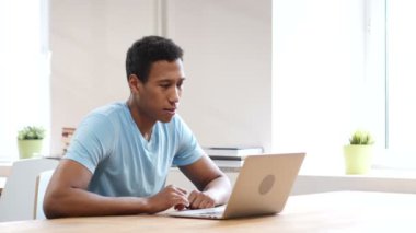Online Video sohbet etmek üstünde Laptop genç siyah adam tarafından