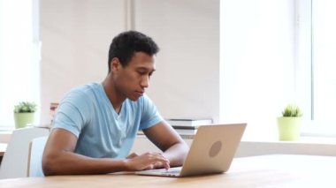 Dizüstü bilgisayarda çalışan adam yorgun genç siyah