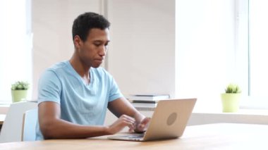 Siyah adam iş, her iki el başparmak aşağı