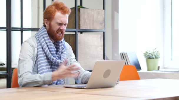 Enojado hombre de barba frustrado que trabaja en el ordenador portátil — Vídeos de Stock