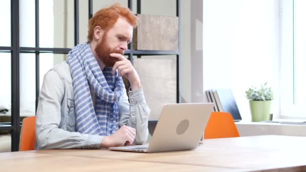 Hombre pensativo que trabaja en el ordenador portátil en la oficina — Vídeos de Stock