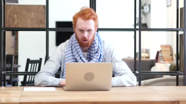 Человек расстроен потерей во время работы в Интернете — стоковое видео