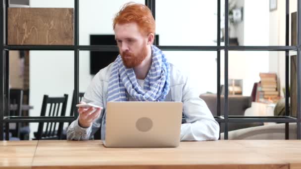 Hombre hablando por teléfono en el trabajo — Vídeos de Stock