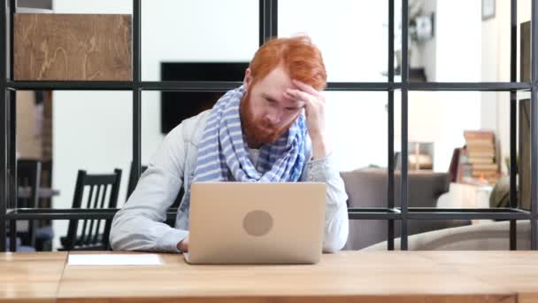 Pensando o homem que trabalha no portátil no escritório, Pensivo — Vídeo de Stock
