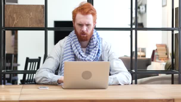 Розчаровані людина кричали, працюючи на ноутбуці в офісі — стокове відео