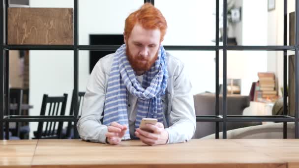 Hombre Navegando en Smartphone, Sentado en la Oficina — Vídeo de stock