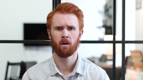 Üzgün üzgün sakallı adam portresi — Stok video