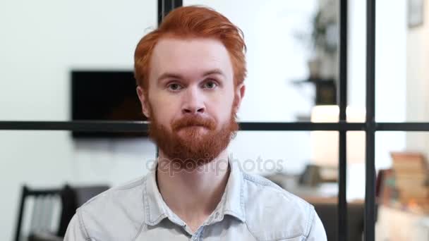 Reddetmek için Hayır sakallı adam tarafından kafa sallayarak — Stok video