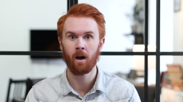Захоплений бородатий чоловік святкує успіх — стокове відео