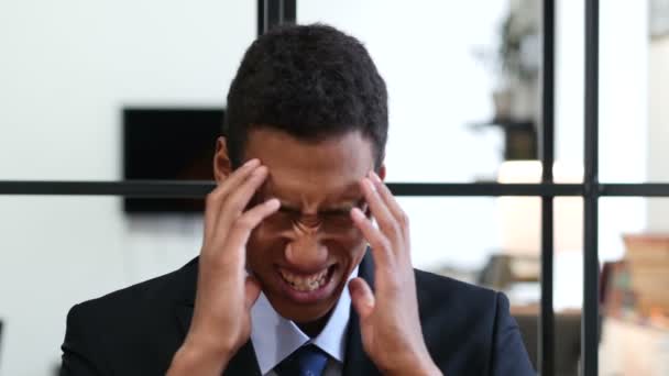 Dor de cabeça, perturbado Tenso Jovem Negra Empresário — Vídeo de Stock