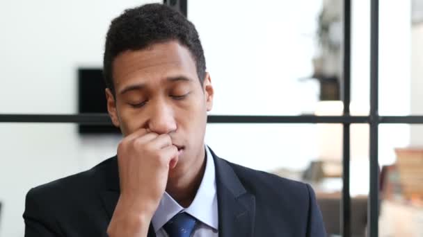 Homme d'affaires noir dormant au travail — Video