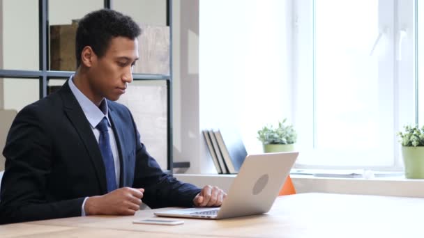 Palec nahoru, černý muž pracuje na Laptop — Stock video