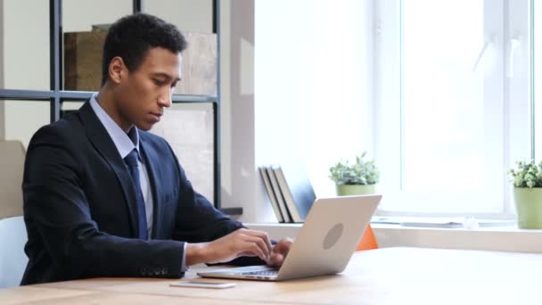 Pollici giù da uomo nero al lavoro, entrambe le mani — Video Stock