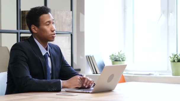 Empresario negro en el trabajo hablando con el cliente — Vídeo de stock