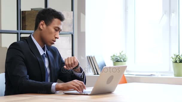 Uomo d'affari nero in attesa sul lavoro, guardando il tempo — Video Stock