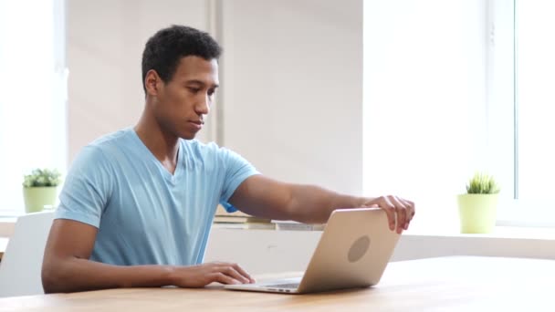 Jonge zwarte Man openen, werken en sluiten van Laptop — Stockvideo