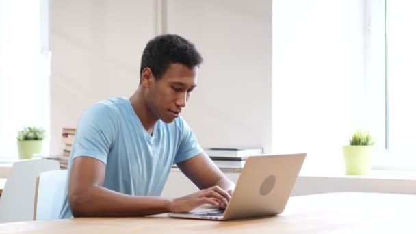 노트북에서 작업 하는 동안 성공적인 블랙 남자 행복 — 비디오