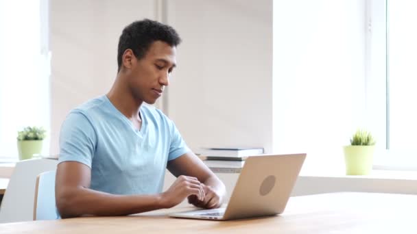 Thumbs Up door zwarte Man die op Laptop werkt — Stockvideo