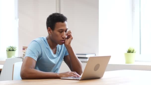 Durmiendo hombre negro en el trabajo, gesto — Vídeos de Stock