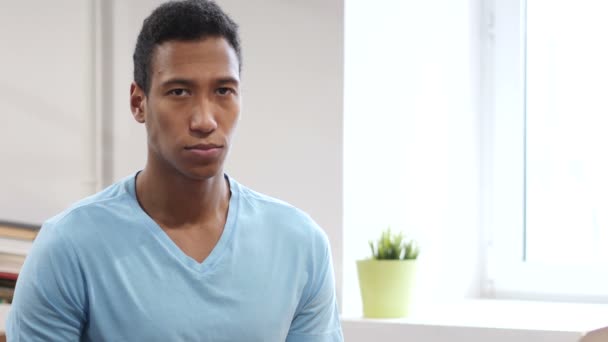 Porträtt av ung svart man — Stockvideo