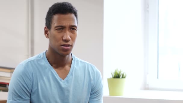 Πορτρέτο του αναστατωμένος λυπημένος νεαρός μαύρος άνδρας — Αρχείο Βίντεο