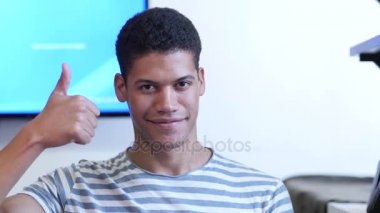 Başparmak yukarıya genç siyah adam tarafından