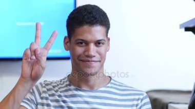 Genç siyah adam zafer işareti