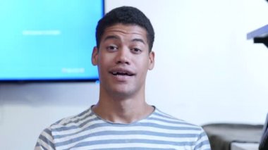 Evet jesti genç siyah adam tarafından kabul