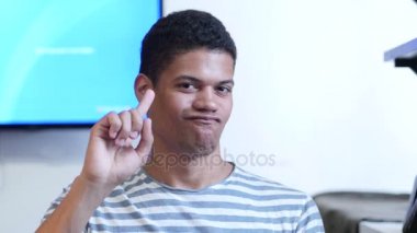 Hayır genç siyah adam, parmak sallayarak tarafından jesti