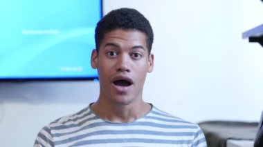 Siyah adam başarı kutluyor heyecanlı