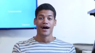 Hayret, sürpriz genç adam siyah