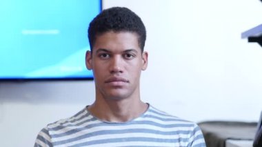 Siyah adam, dudaklarında parmak sessizliktir jesti