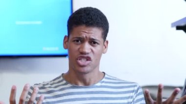 Bağırıyor ve savunarak öfkeli zenci adamlar