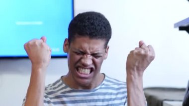 Kızgın siyah adam çığlık