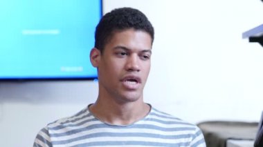 Esneme yorgun adam, portre