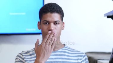 Uçan öpücük tarafından siyah adam