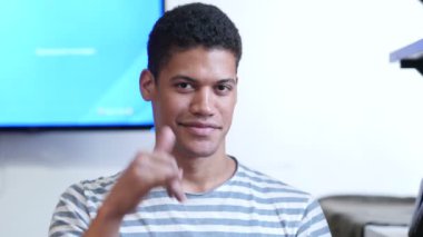 Jest siyah adam, bize ulaşın bana