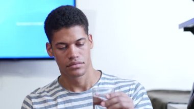 Siyah adam içme suyu portresi