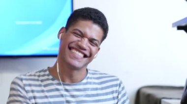 Müzik dinlemek ve dans siyah genç adam