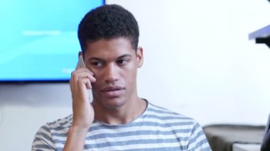 Siyah adam müzakere telefon arama, katılıyor