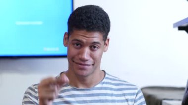 Orta parmak gösterilen, genç adam siyah