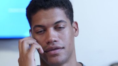 Genç adam, yakın Evet siyah