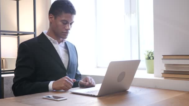 Uomo d'affari nero che lavora su laptop — Video Stock