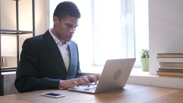 Černá podnikatel zvrácena ztráty při práci na notebooku — Stock video