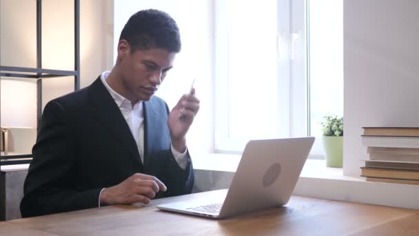 Telefoon praten, zwarte zakenman bijwonen oproep op het werk — Stockvideo