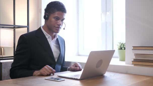 Black Businessman Atendendo Chamada de Cliente, Call Center — Vídeo de Stock