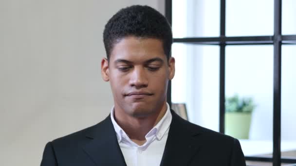 Portret van boos trieste zwarte zakenman — Stockvideo