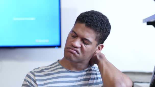 Κουρασμένος μαύρο άνθρωπο στο χώρο εργασίας — Αρχείο Βίντεο